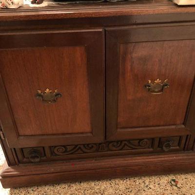 https://www.ebay.com/itm/114255179634	MD2133: Hall Cabinet Pickup at the Estate Sale	 $50.00 
