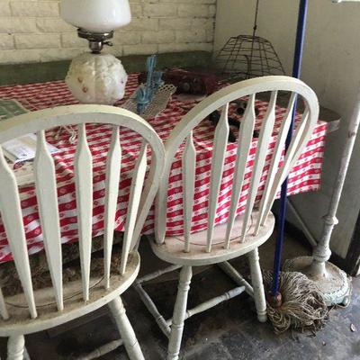 https://www.ebay.com/itm/114255204959	MD2175: White Country Style Breakfast Area Chairs 2 Local Pickup At Estate Sale	 $50.00 
