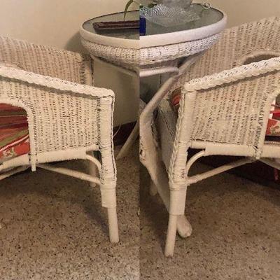 https://www.ebay.com/itm/124218747142	MD2120C: 2 Antique White Wicker Chairs Local Pick at Estate Sale	 $150.00 
