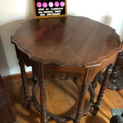 https://www.ebay.com/itm/114255155977	MD2111: Antique Accent Table Local Pickup at Estate Sales	 $50.00 
