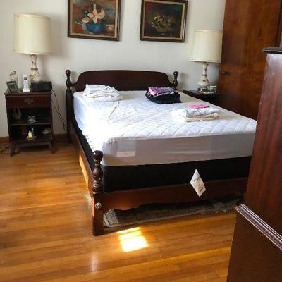 https://www.ebay.com/itm/124218817691	MD2162F: Antique Full Size Bed Frame (no Mattress) HeadBoard, Footboard, Rails Local Pickup at...