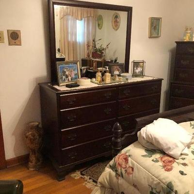 https://www.ebay.com/itm/124218767844	MD2142: Mahogany Early American Dresser with Mirror Local Pickup at Estate Sale	 $195.00 
