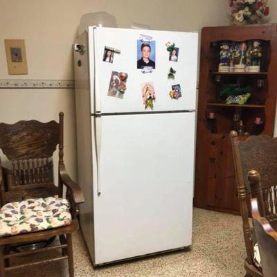 https://www.ebay.com/itm/124218758859	MD2131: Refrigerator White Freezer on Top Local Pickup At Estate Sale	 $195.00 
