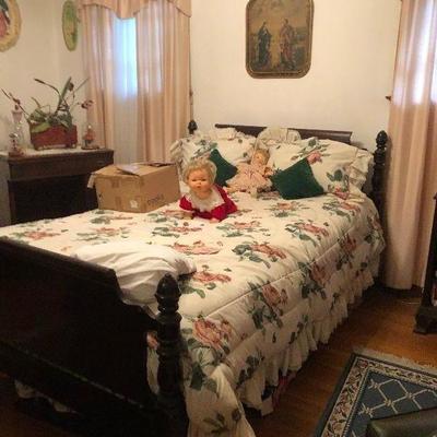 https://www.ebay.com/itm/114255180736	MD2141: Antique Wooden Queen Bed Frame Local Pickup at Estate Sale	 $125.00 
