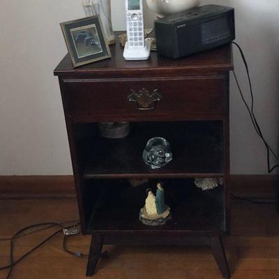 https://www.ebay.com/itm/114255186784	MD2163: Early American Night Stand #3 Local Pickup at Estate sale	 $35.00 
