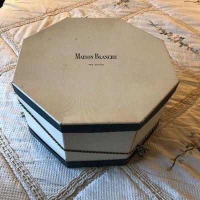 https://www.ebay.com/itm/114255161087	MD2115: Maison Blanche Vintage New Orleans Hat Box Local Pickup at Estate Sales	 $30.00 
