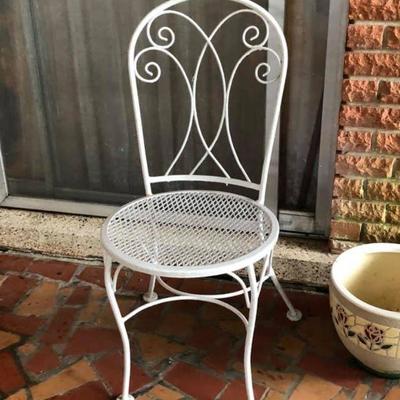 https://www.ebay.com/itm/114255191964	MD2171: Metal White Ice Cream Shop Chair #1 Local Pickup at Estate Sale	 $25.00 
