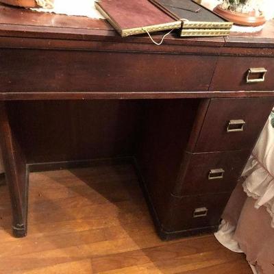 https://www.ebay.com/itm/124218769306	MD2144: Deco Sewing Machine Desk /Cabinet / Table Local Pickup at Estate Sale Mot Tested	 $125.00 
