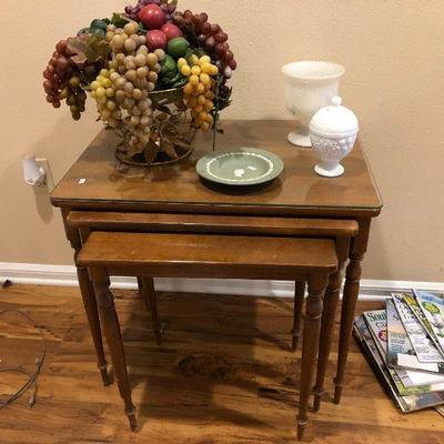 https://www.ebay.com/itm/124225511659	BU1057: 3 Stackable Nesting Tables with Glass Top Local Pickup	 $60.00 
