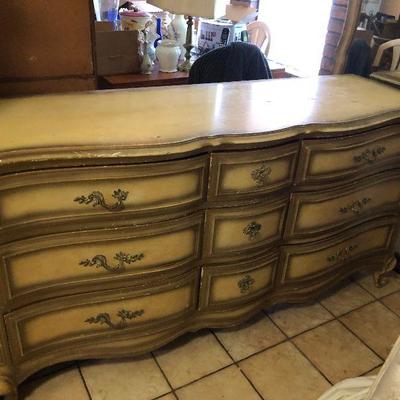 https://www.ebay.com/itm/114260487739	RG2115: Bassett French Provencal Dresser with Mirror Chest of Drawers Local Pickup at Estate Sale	200

