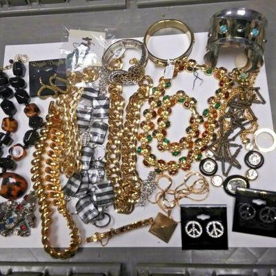 https://www.ebay.com/itm/124234321346	AB0418 COLLECTION OF 22 ASSORTED USED VINTAGE COSTUME JEWELRY PCS EARRINGS, BRA	Auction	Starts...