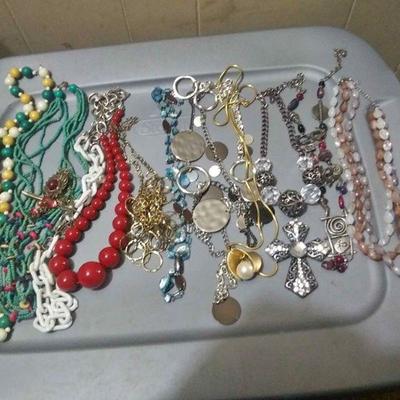 https://www.ebay.com/itm/114273774596	RX5122002 COSTUME JEWELRY LOT OF NECKLACES $20.00 RX BOX 4 RX5122002	20
