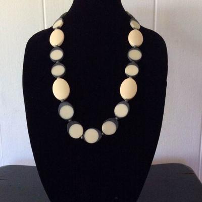 MMC057 Vintage Lucite Beaded Necklace 