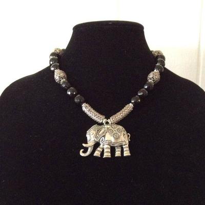 MMC066 Silver Pewter Elephant Necklace 