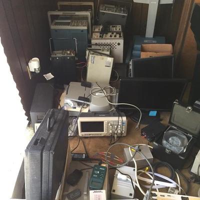 Large collection of oscilloscopes and other testing equipment by HP,
Sony, Agfa, Tektronix, Goldstar, Hofmann and more.