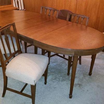 Dining room table and 6 chairs  2 leaves  and pads Very good condition