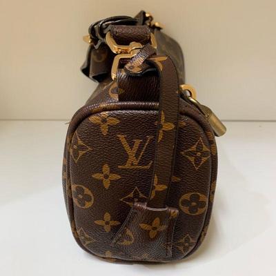 Luis Vuitton bags are copies...not authentic!