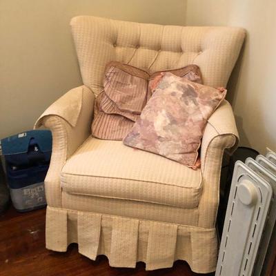 https://www.ebay.com/itm/114294956999	Pr1055: Upholstered / Fiber Accent Occasional Chair Estate Sale Local Pickup	Auction
