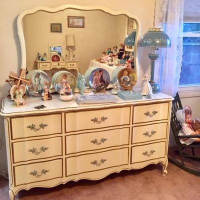 French Provincial Bedroom Furnishings