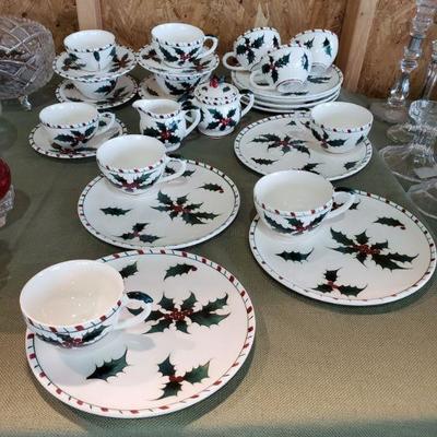 loften Christmas snack set, cream & sugar, tea cups & saucers