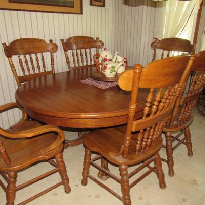 Oak kitchen table with 6 chairs from Pulaskys