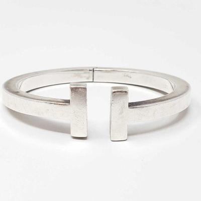 900	
Tiffany & Co. T Square Sterling Silver Cuff, 30.6g
Weighs Approx 30.6g.
OS20-012564.3 1/5