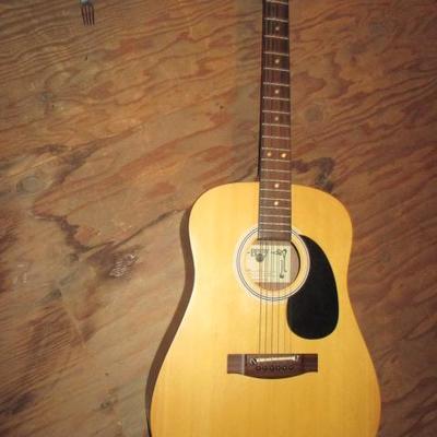 Bently 5300 Acoustic Guitar with Case 