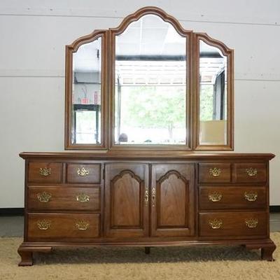 1032	THOMASVILLE LOW DRESSER WITH TRIPLE BEVELED MIRROR. 6 DRAWERS. 2 DOOR CENTER HAS 3 INTERIOR DRAWERS. 75 IN WIDE
