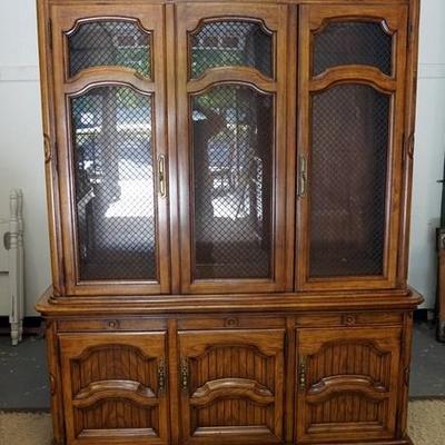1082	THOMASVILLE 8 PIECE DINING ROOM SET. BREAKRONT, TABLE WITH 2 - 20 IN LEAVES AND 6 LATTICE BACK CHAIRS, BREAKFRONT IS 63 1/2 IN WIDE....