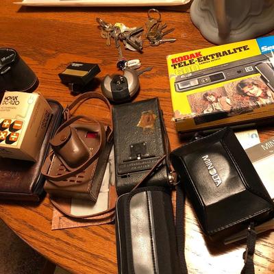 Assorted vintage cameras etc