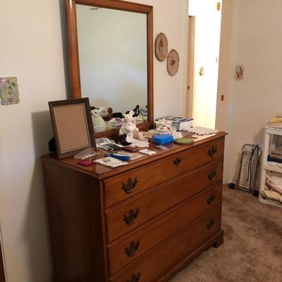 4 drawer dresser w/mirror 