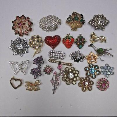 WL3025 https://www.ebay.com/itm/114314457541 WL3025 USED VINTAGE COSTUME JEWELRY LOT OF 27 RHINESTONE BROOCHS Auction  Starts After 6PM...
