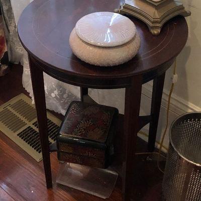 PR1056 https://www.ebay.com/itm/114314517920 PR1056: Round Accent / End Table Walnut Local Pickup Auction  Starts After 6PM 07/22/2020 