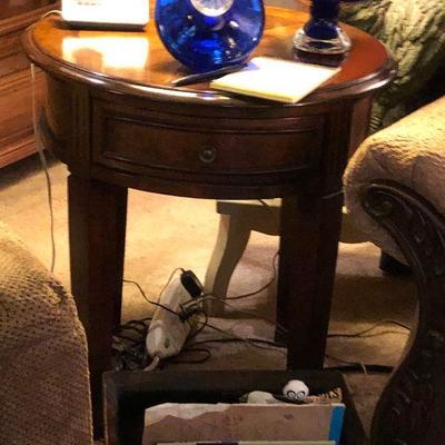 WL5008 https://www.ebay.com/itm/114315344694 WL5008: Wood Traditional Round Accent / End Table Local Pickup Auction  Starts After 6PM...