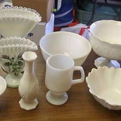 https://www.ebay.com/itm/114317668390	"WL3062 LOT OF 13 PCS OF USED VINTAGE MILK GLASS.  
BOWLS, VASES, CUPS, CANDY DISHS, ETC....