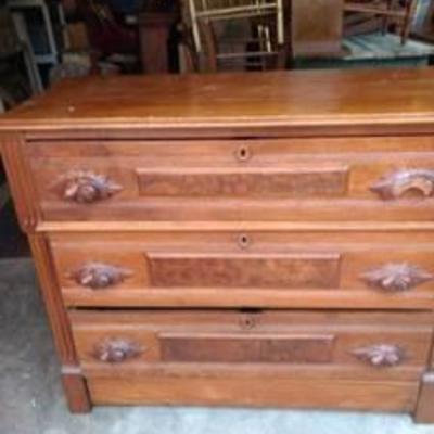 3 drawer antique dresser 1 pull is broken