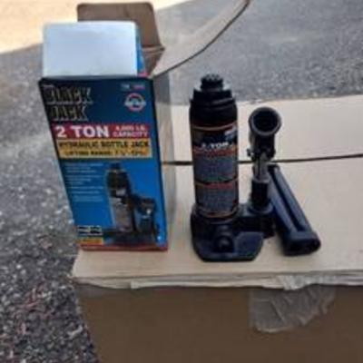 Black Jack 2 ton hydraulic bottle jack appears to be new