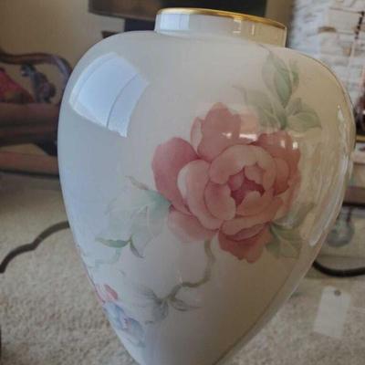 	
Lenox China Chatsworth Large Vase
Measures 10