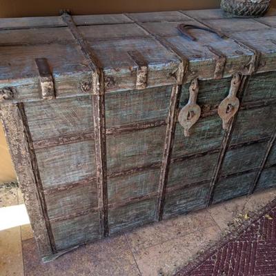 Green distressed trunk
good condition
50