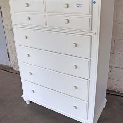 Lot: 469 - Like New contemporary 5 drawer high chest in the

Like New contemporary 5 drawer high chest in the white paint by Broyhill...