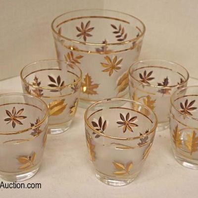 Lot: 530 - 8 piece vintage gold tone leaf and frosted glass

8 piece vintage gold tone leaf and frosted glass ice bucket with 7 tumblers
