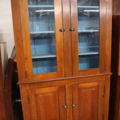 Lot: 582 - ANTIQUE knotty pine 4 door country flat wall

ANTIQUE knotty pine 4 door country flat wall cupboard
