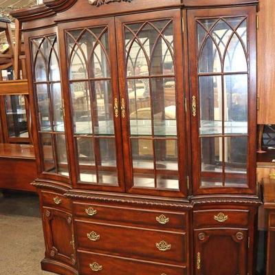 Lot: 629 - Traditional style burl mahogany 2 piece serpentine

Traditional style burl mahogany 2 piece serpentine carved china cabinet by...