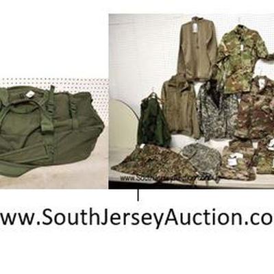 Lot: 576 - U.S. Military style duffle/sea/air bag with

U.S. Military style duffle/sea/air bag with accessories
