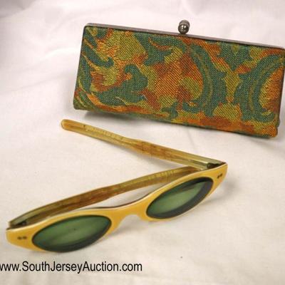Lot: 511 - Vintage Bakelite eye glasses with fabric vintage

Vintage Bakelite eye glasses with fabric vintage case holder
