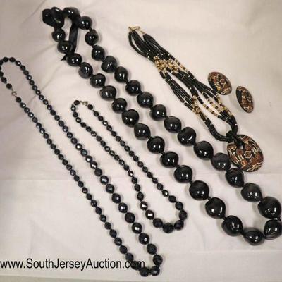 Lot: 517 - Lot of vintage 3 black beads necklaces and Indian

Mixed lot of vintage jewelry: 3 black beads necklaces and Indian style...