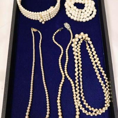 Lot: 512 - Lot of pearl style 3 necklaces, choker necklace,

Lot of pearl style 3 necklaces, choker necklace, and bracelet
