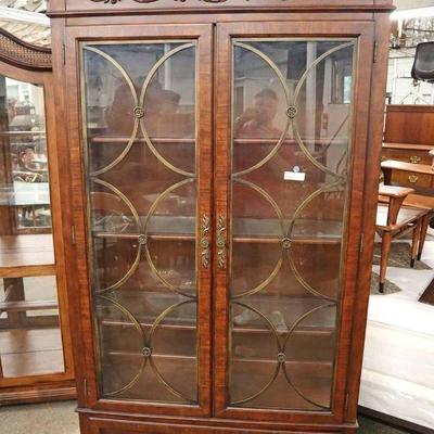 Lot: 588 - Traditional mahogany finish carved and fancy 2

Traditional mahogany finish carved and fancy 2 door 1 drawer display cabinet...