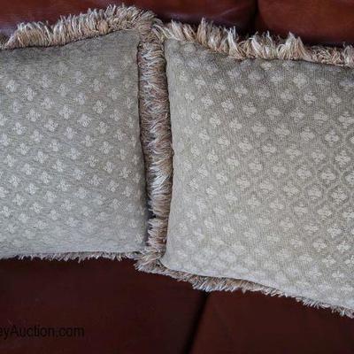 Lot: 488 - Pair of upholstered fringe decorator pillows

Pair of upholstered fringe decorator pillows
