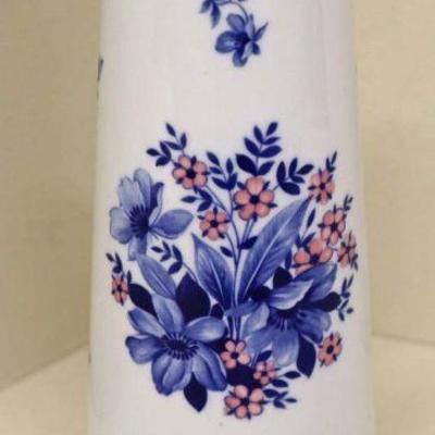 Lot: 525 - Bavaria Waldershof Germany porcelain flower vase

Bavaria Waldershof Germany porcelain flower vase with 22 karat gold trim and...